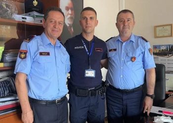 Gjeti portofolin me 10 mijë euro, Polici kursant ia dorëzon të zotit