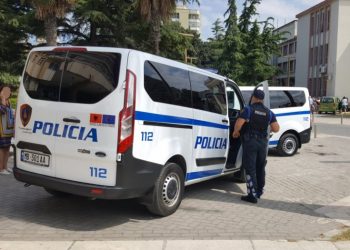 Vodhi makinën e turistit serb në Durrës, arrestohet 28-vjeçarja