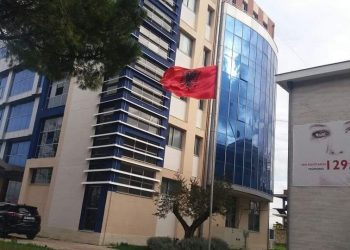 Shfrytëzonin fëmijët e tyre për të lypur, procedohen dy gra në Fier