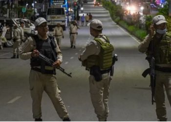 Nënë e bijë përdhunohen në grup dhe detyrohen të ecin lakuriq