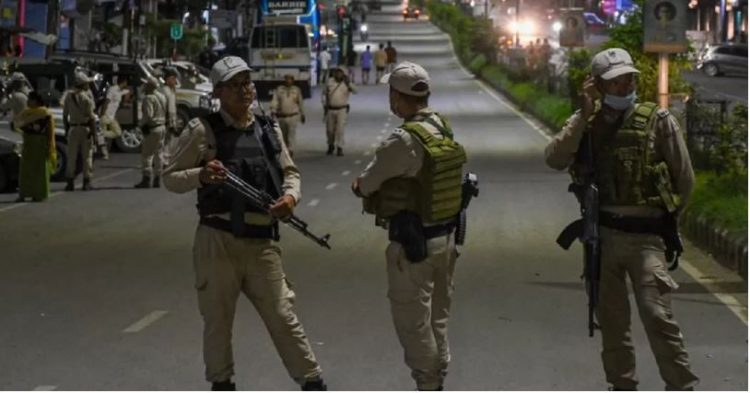 Nënë e bijë përdhunohen në grup dhe detyrohen të ecin lakuriq