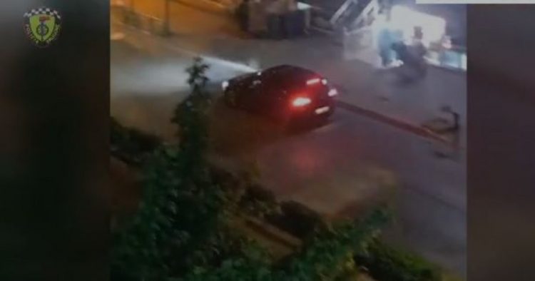 VIDEO/ Me shpejtësi skëterrë, policia i vendos gjobë 25-vjeçarit