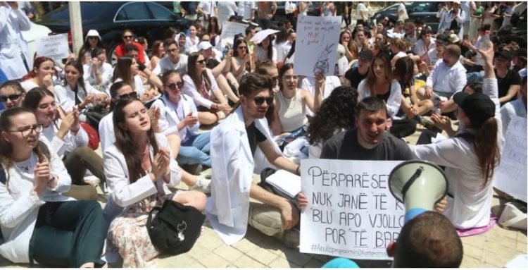 Studentët paralajmërojnë bojkot: Ministrja Kushi të dorëhiqet