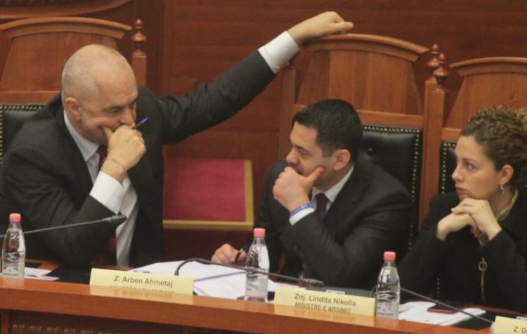 Ahmetaj: Dy janë zgjidhjet ose të bjerë koka e “Mbretit” ose…”