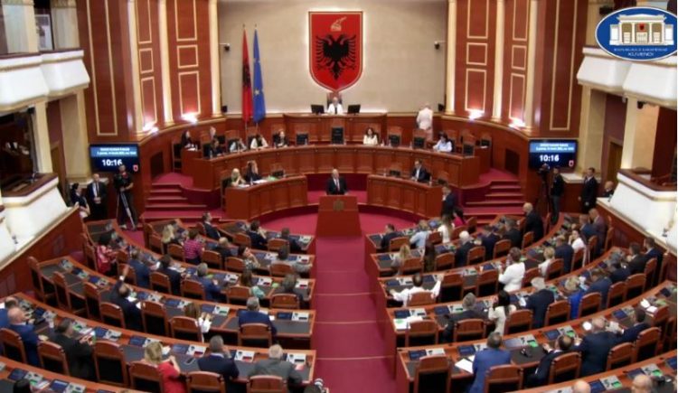 “Arrestimi i Ahmetajt”/ Berisha merr fjalën, Rama largohet nga salla