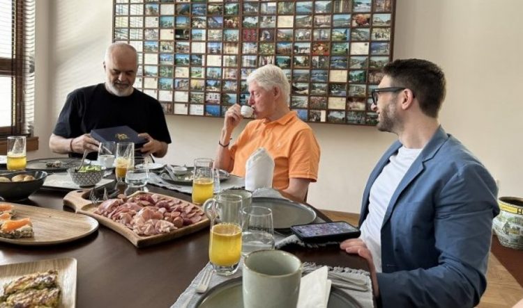 Gazeta amerikane: Soros festoi 4 Korrikun me Ramën, liderin e implikuar në korrupsionin e FBI-së