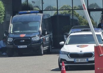 Tirana “gardh” me policë! Rama shkon në Rinas, pret presidentin Clinton