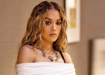 Në prag të albumit “You & I”, Rita Ora shfaqet tepër elegante me fustan të bardhë