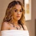 Në prag të albumit “You & I”, Rita Ora shfaqet tepër elegante me fustan të bardhë