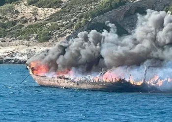 Momentet dramatike kur skafi plot me turistë britanikë digjet në Rodos (VIDEO)