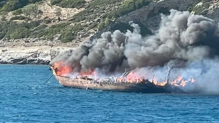 Momentet dramatike kur skafi plot me turistë britanikë digjet në Rodos (VIDEO)