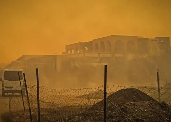 Greqia në betejë me zjarrin, flakët në Rodos jashtë kontrollit