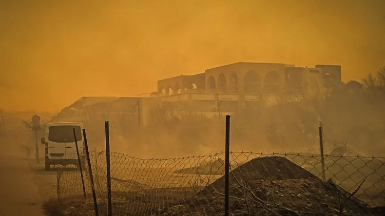 Greqia në betejë me zjarrin, flakët në Rodos jashtë kontrollit