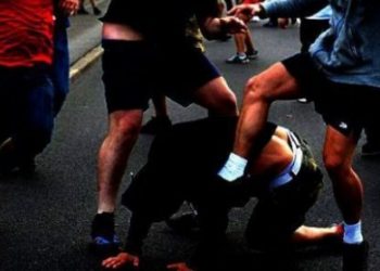 Katër persona fusin në mes të riun dhe e zhdëpin në dajak