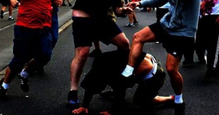 Katër persona fusin në mes të riun dhe e zhdëpin në dajak