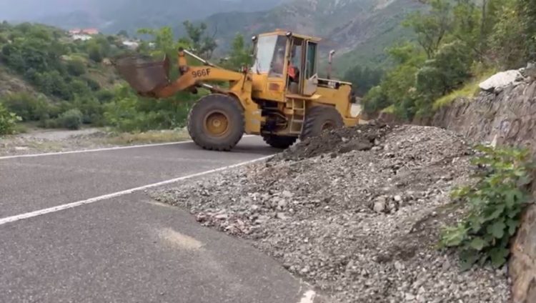 Rrëshqitje masive dherash e gurësh, probleme në aksin Mirditë-Fushë Arrëz