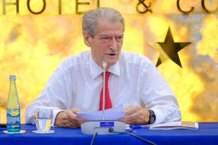 Berisha ankimon “non gratën” nga Britania: Tregoj të vërtetën time