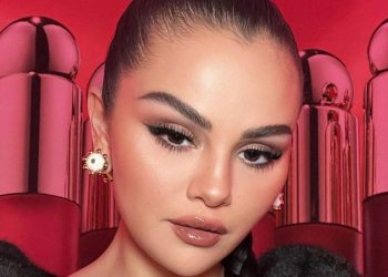 Selena shfaqet ‘hot’ por fansat e kritikojnë: Mos përdor shumë Photoshop