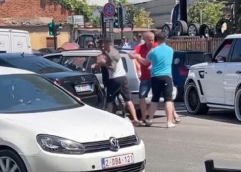 VIDEO/ Ndalin makinat dhe zihen me grushta, çfarë ndodhi në Tiranë