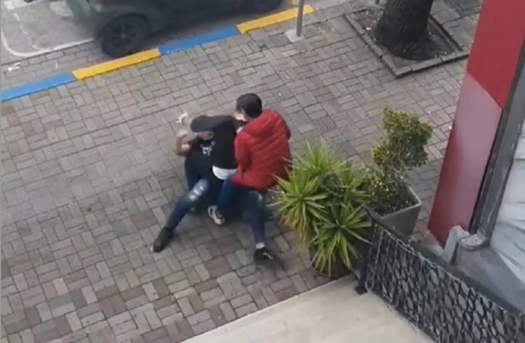 Vëllai rreh motrën, por dhunohet nga kunati dhe nipërit