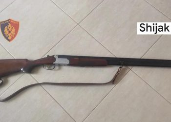 Me pistoletë dhe çifte pa leje në shtëpi, arrestohet një person në Shijak