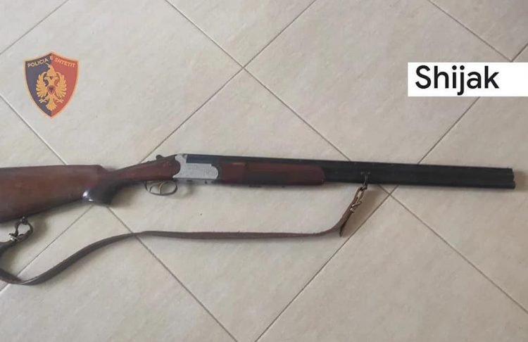 Me pistoletë dhe çifte pa leje në shtëpi, arrestohet një person në Shijak