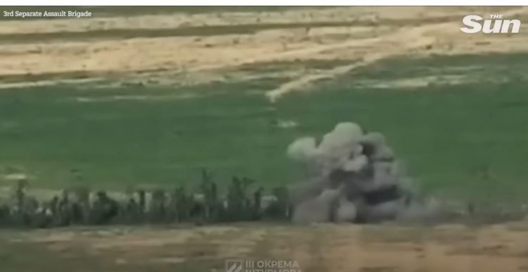 Ukrainasit hedhin në erë tankun rus në Bakhmut (VIDEO)