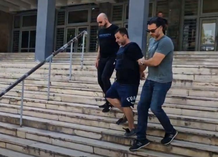 Vrau mikun e tij në Selanik, shqiptari del para gjykatës me antiplumb