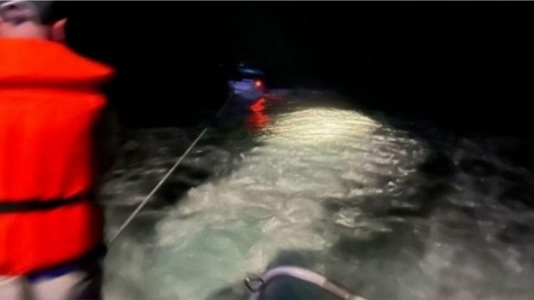 Skafi me 13 persona pëson avari në det, shpëtohet nga roja bregdetare