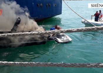 Shëngjin, skafi përfshihet nga flakët në afërsi të portit