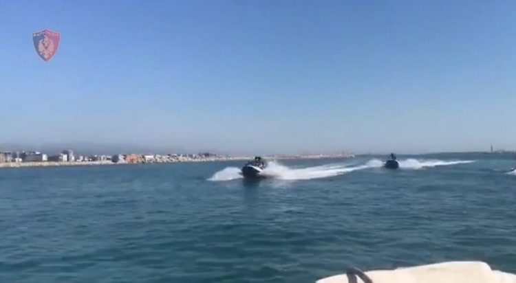 16 mjete lundruese të bllokuara nga Shëngjini në Kavajë