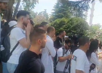 Studentët fishkëllejnë deputetët socialistë: Turp, turp, turp!