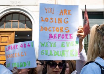 “Po na privohet e drejta e lirisë së lëvizjes për punësim”, protesta e studentëve të Mjekësisë spostohet para Kuvendit