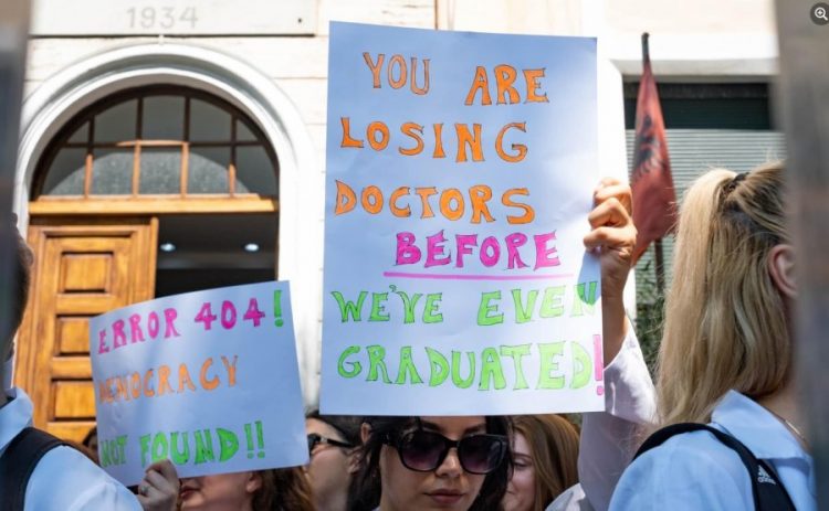 “Po na privohet e drejta e lirisë së lëvizjes për punësim”, protesta e studentëve të Mjekësisë spostohet para Kuvendit