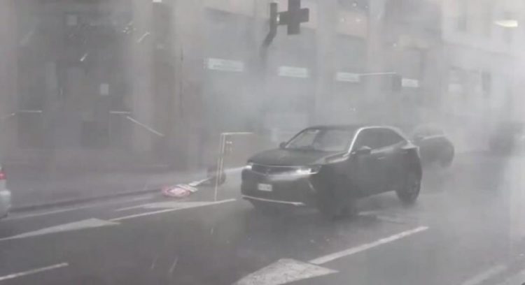 Stuhi dhe përmbytje, pema zë poshtë një 58-vjeçare në Itali