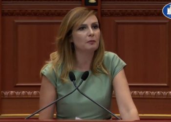 Tabaku u drejtohet socialistëve: Jeni turpi i parlamentit