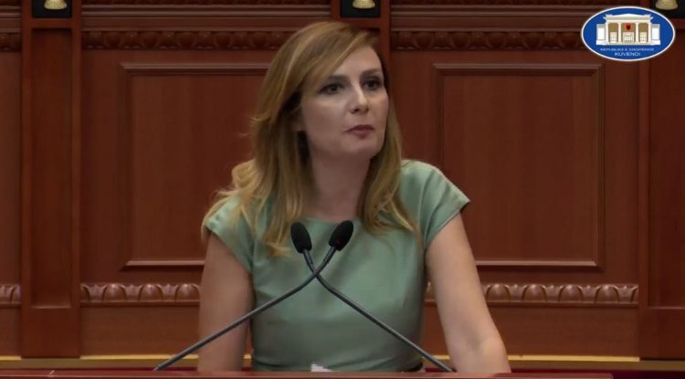 Tabaku u drejtohet socialistëve: Jeni turpi i parlamentit