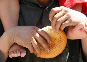 Të varfrit në Shqipëri, me vështirësinë më të madhe në Evropë për të blerë ushqim