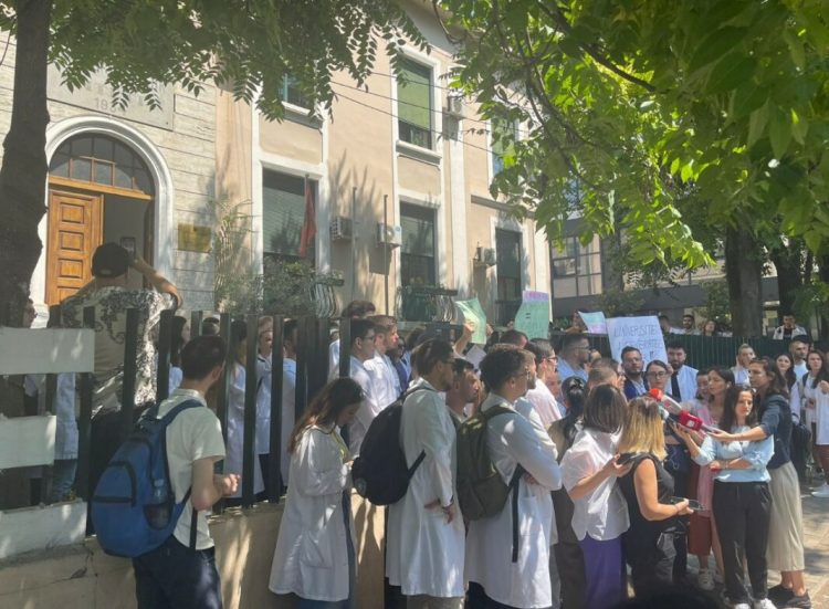 Kushi: Nëse nuk u gjendet punë brenda një viti të tërheqin diplomën. PARALAJMËROHET protestë nga studentët e mjekësisë