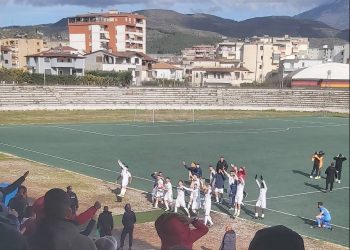 Tomori në ‘telashe’ prej temperaturës dhe… stadiumit
