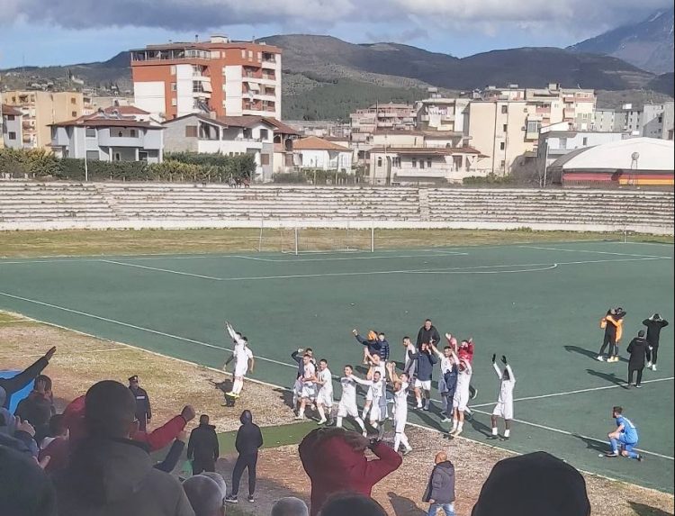 Tomori në ‘telashe’ prej temperaturës dhe… stadiumit