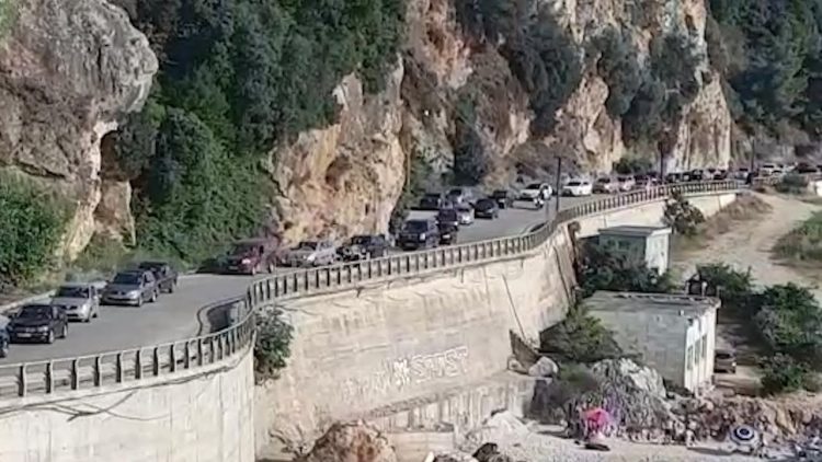 Pushuesit sulen drejt bregdetit, trafik në rrugët e Vlorës