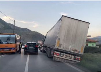 Aksident në Librazhd, trajleri del nga rruga