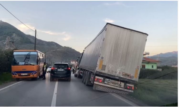Aksident në Librazhd, trajleri del nga rruga