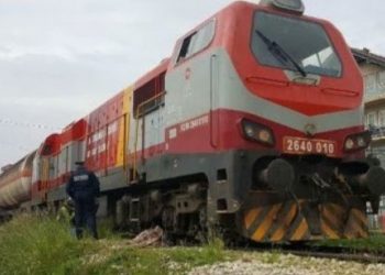 Aksident tragjik në Kosovë/ Treni përplas makinën, humb jetën një person