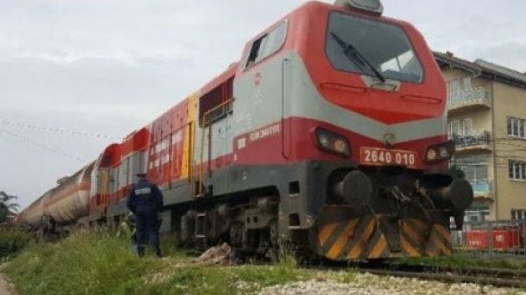 Aksident tragjik në Kosovë/ Treni përplas makinën, humb jetën një person
