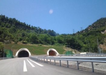 Makina shpërthen në flakë gjatë ecjes në tunelin e Elbasanit