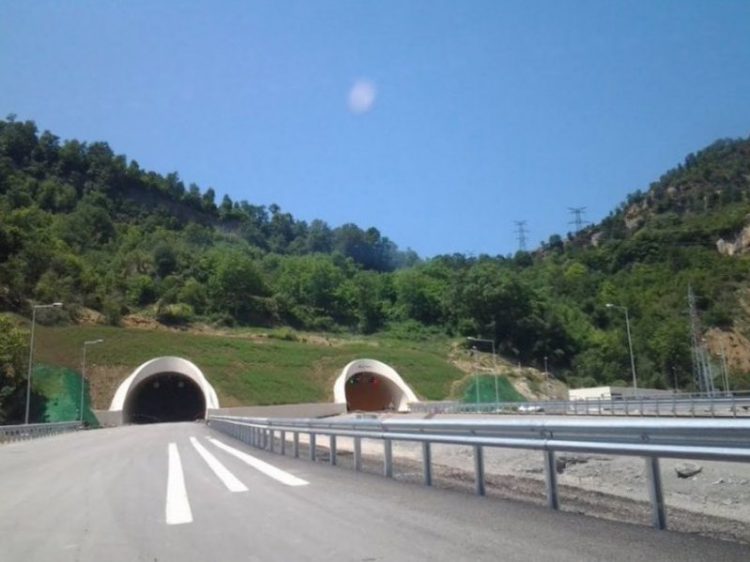 Makina shpërthen në flakë gjatë ecjes në tunelin e Elbasanit