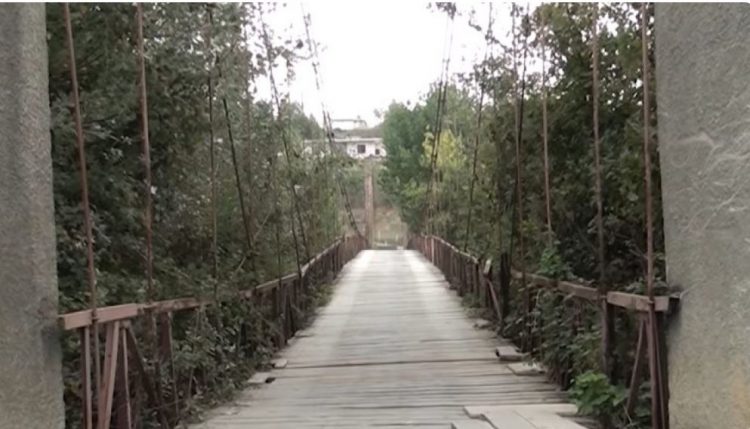 Ura me dërrasa të kalbura mbi Ishëm rrezikon jetën e kalimtarëve