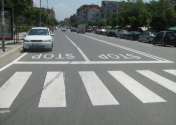 Aksidenti në Tiranë, shoferja përplas 60-vjeçaren tek vijat e bardha